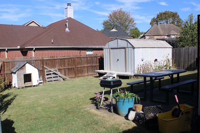 view of yard featuring a storage unit