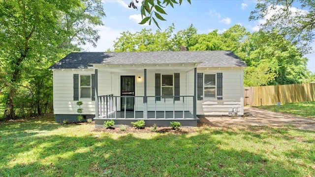 view of front of home featuring a front lawn