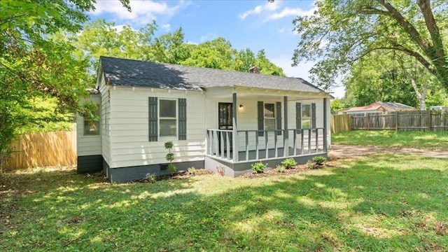 view of front of home featuring a front yard and covered porch