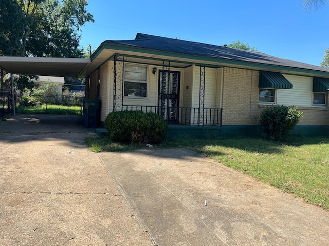 view of front facade featuring a carport