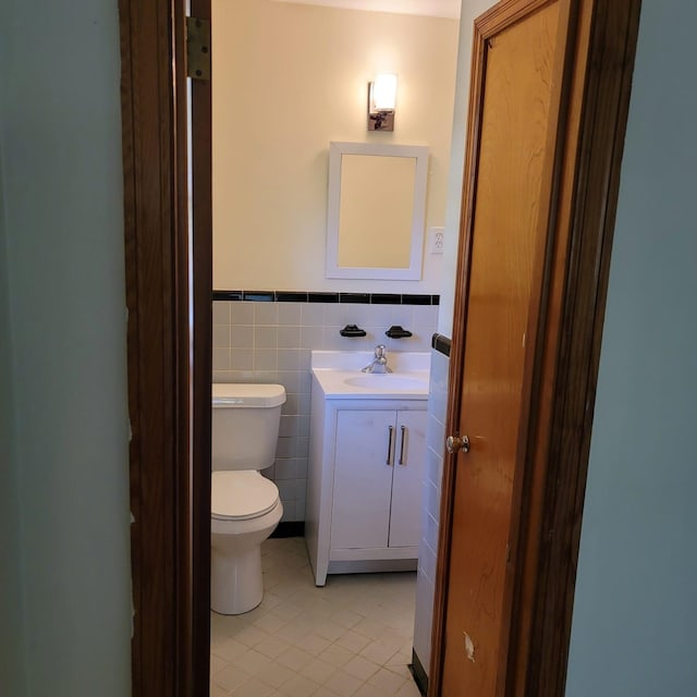 1781 Woodburn Dr, Memphis, TN 38127 - half bath featuring vanity, toilet, tile patterned flooring, wainscoting, and tile walls