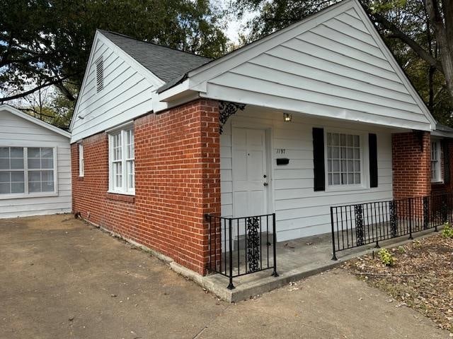 view of front of property featuring a porch