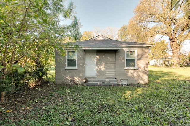 view of front of house with a front lawn