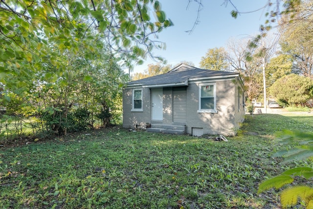 view of front facade with a front yard