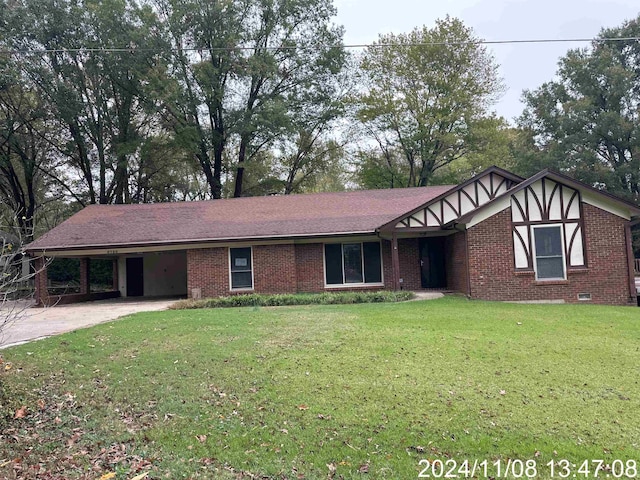 view of front of property featuring a front yard and a carport