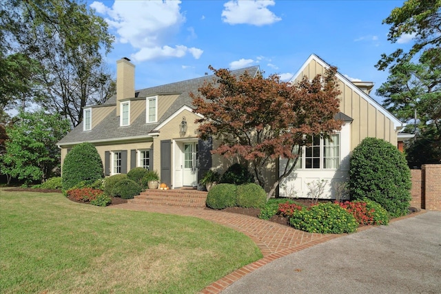 view of front of home featuring a front yard