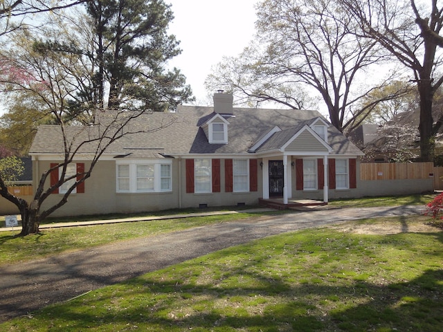 view of front facade with a front yard