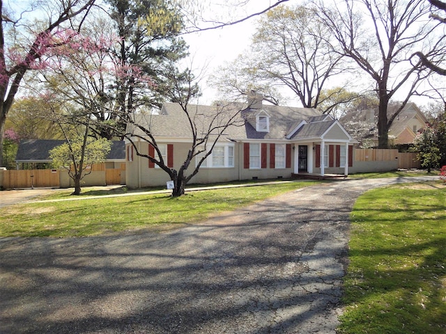 cape cod-style house with a front yard