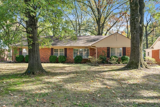 single story home with a front lawn