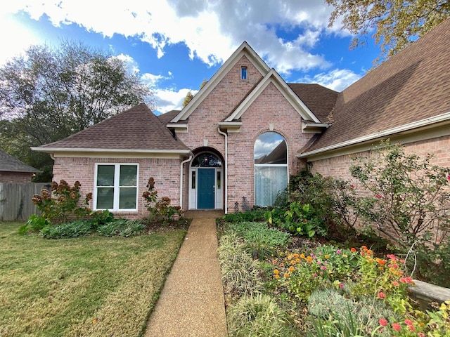 view of front facade featuring a front yard