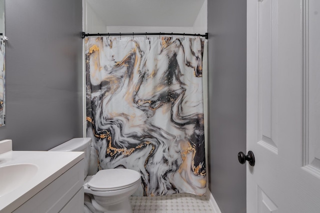 bathroom with a shower with curtain, vanity, and toilet