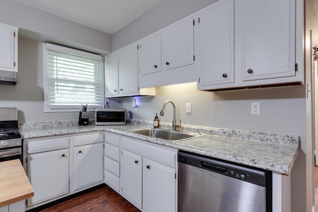 993 Greenview Rd, Collierville, TN 38017 - kitchen featuring stainless steel appliances, a sink, under cabinet range hood, light countertops, and white cabinets