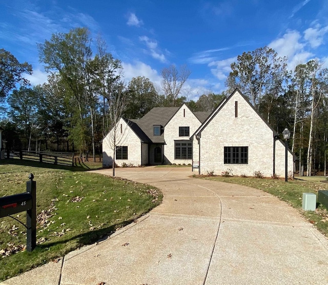 view of front of property featuring a front yard