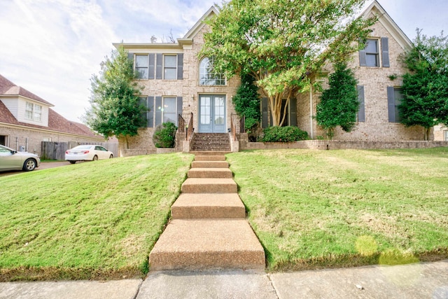 view of front of property featuring a front lawn