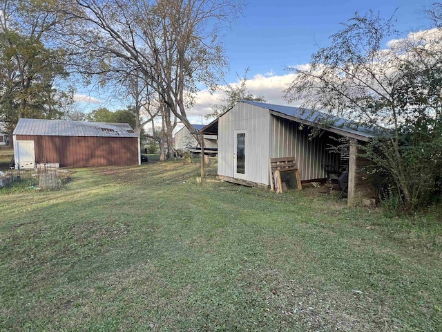 view of yard featuring an outbuilding