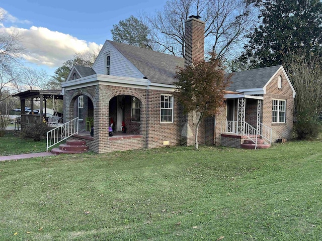 view of front of property featuring a front lawn and a porch