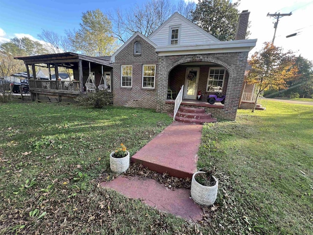 view of front of property with a front lawn and covered porch