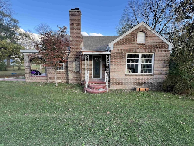 view of front of property with a front lawn