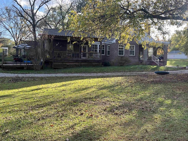 view of front of property featuring a front yard