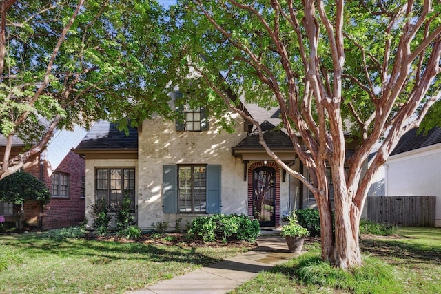 view of front of home featuring a front lawn