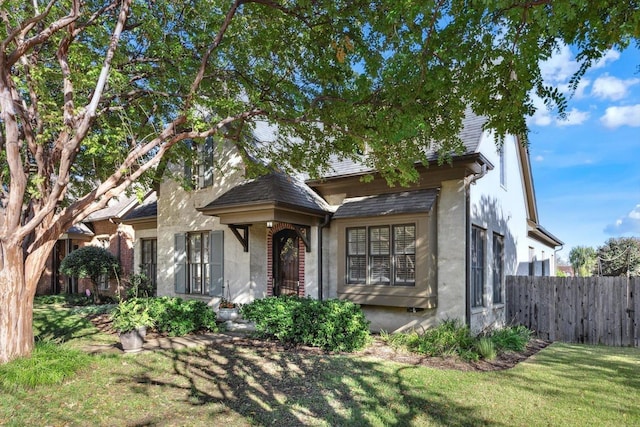 view of front of house featuring a front lawn