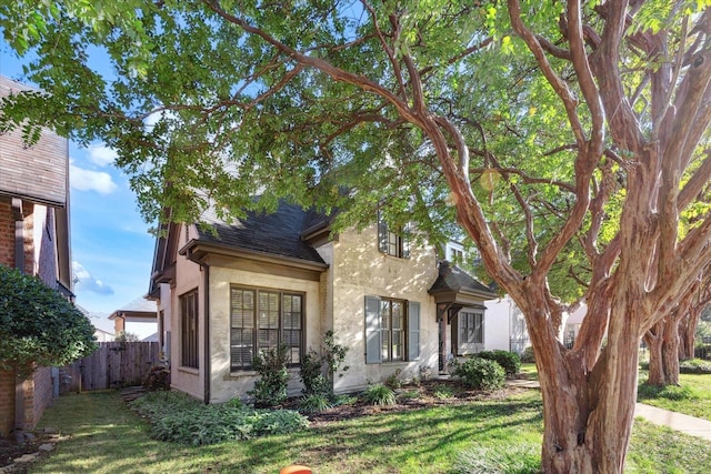 view of front of property featuring a front yard