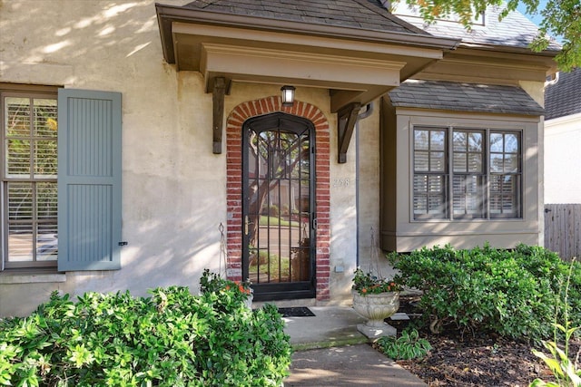 258 S Mclean Blvd, Memphis, TN 38104 - property entrance featuring stucco siding and a high end roof