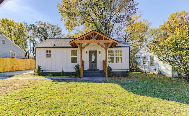 view of front of property with a front yard