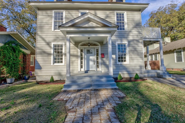 view of front of house featuring a front lawn