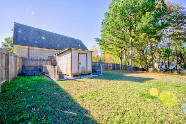 view of yard featuring a storage unit