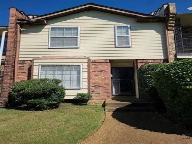 view of front of house featuring a front yard