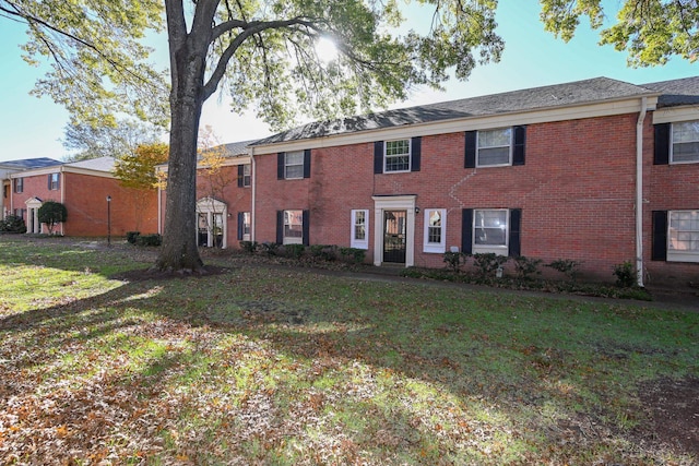 view of front of home featuring a front yard