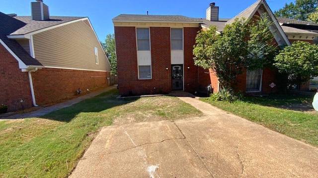 back of house featuring a lawn