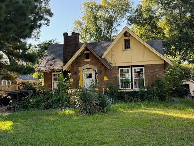 view of front of house featuring a front yard