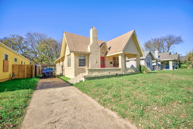 view of front of house featuring a front lawn