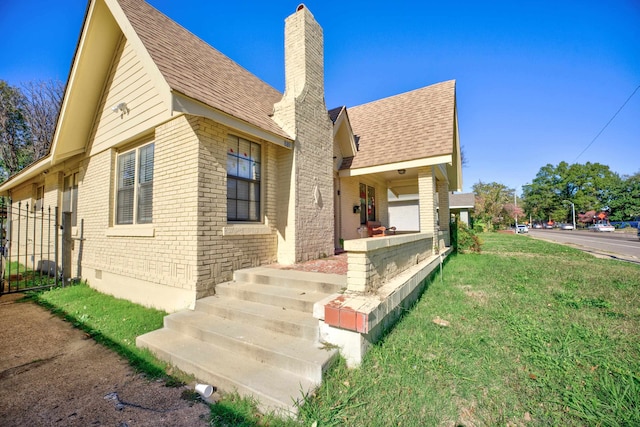 view of front of house featuring a front yard