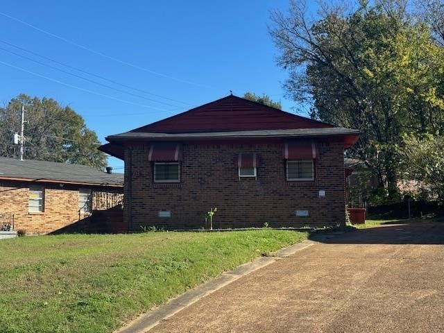 view of side of property featuring a lawn