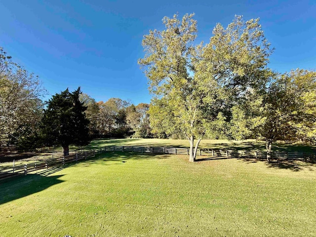 view of yard featuring a rural view