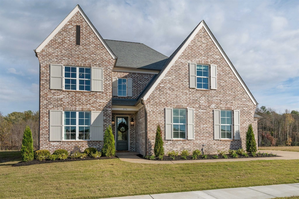 view of front of house featuring a front lawn