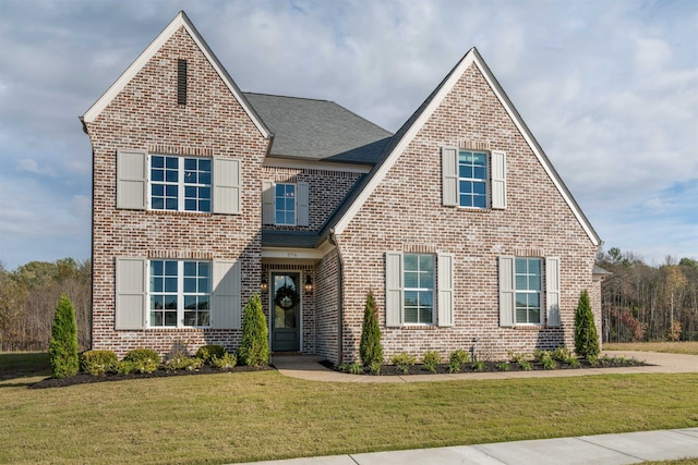 view of front of house featuring a front lawn