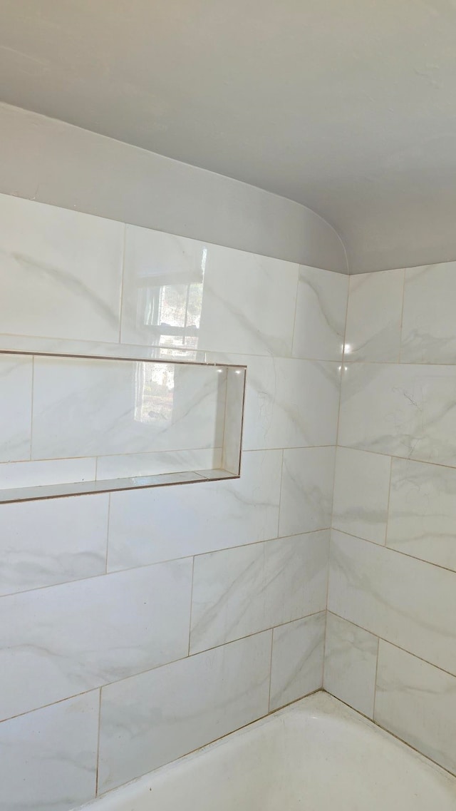 bathroom featuring tiled shower / bath