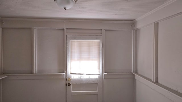 entryway featuring ornamental molding