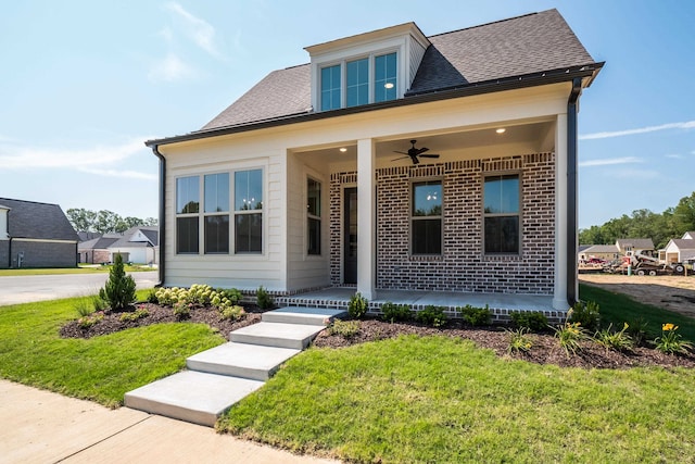 view of front of home with ceiling fan, a front lawn, and a porch