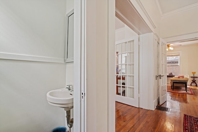 bathroom featuring hardwood / wood-style floors, ceiling fan, sink, and crown molding