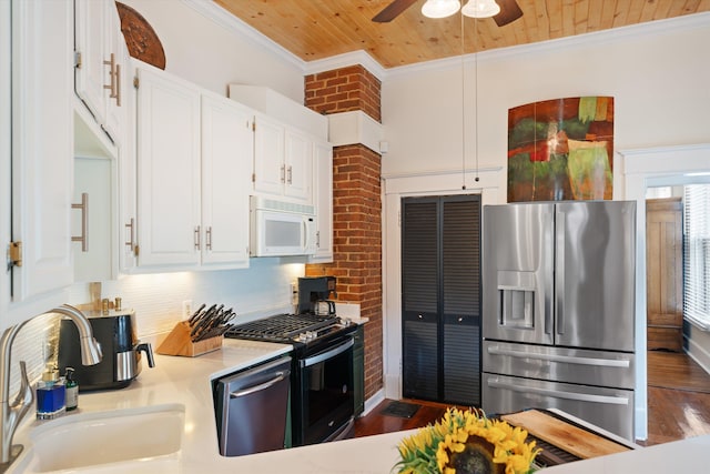 kitchen with white cabinets, sink, dark hardwood / wood-style floors, ceiling fan, and stainless steel appliances