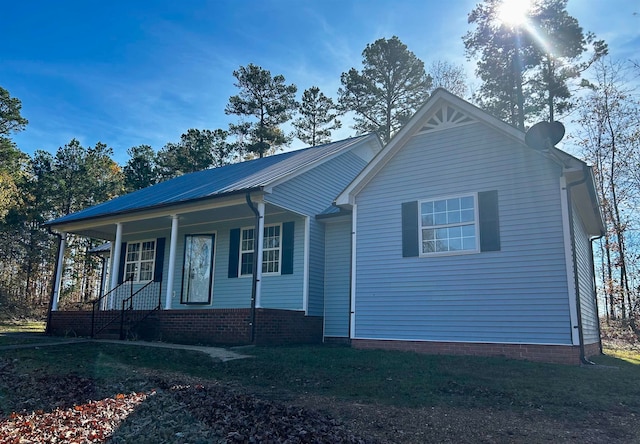 view of front of home featuring a porch and a front lawn