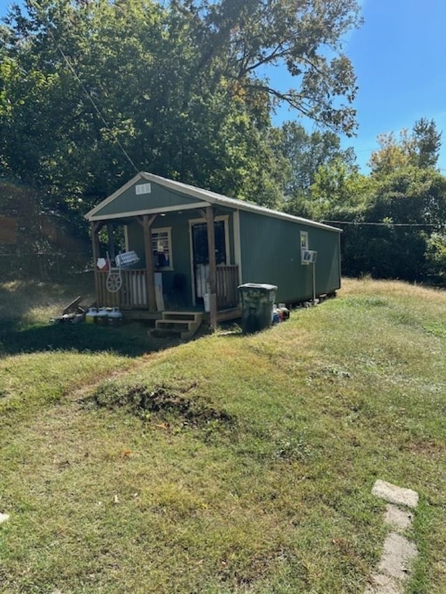 view of front of home featuring a front lawn