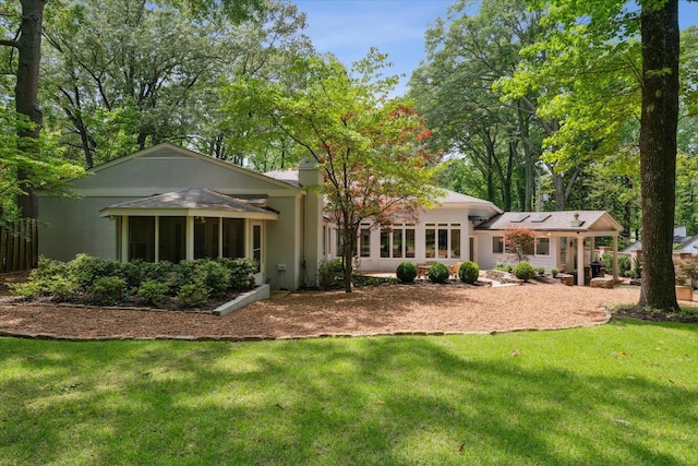 back of house featuring a lawn