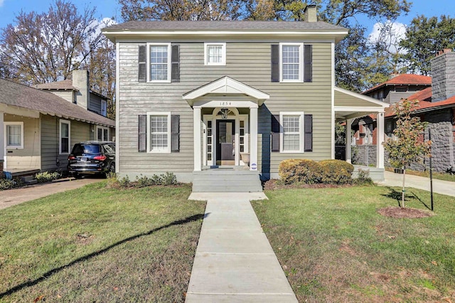 colonial house featuring a front yard