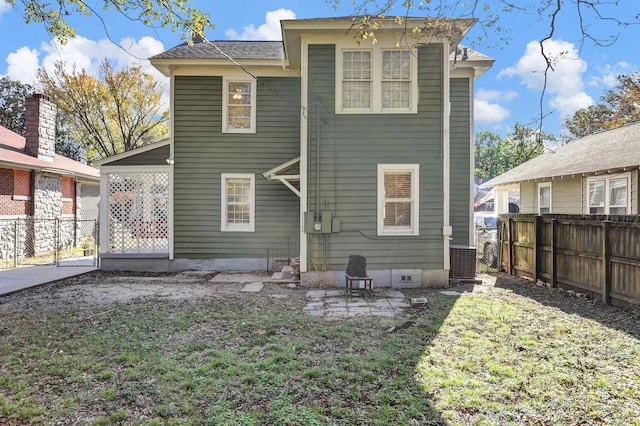 back of house featuring a yard